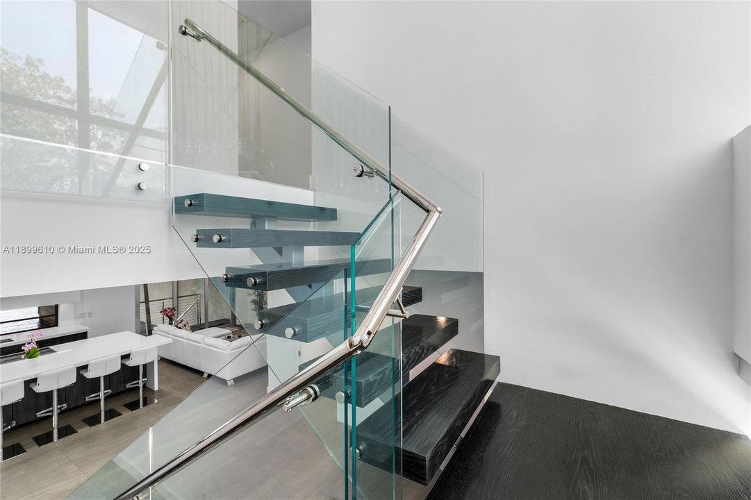 最近售出: $3,780,000 (4 贝兹, 5 浴室, 2584 平方英尺)