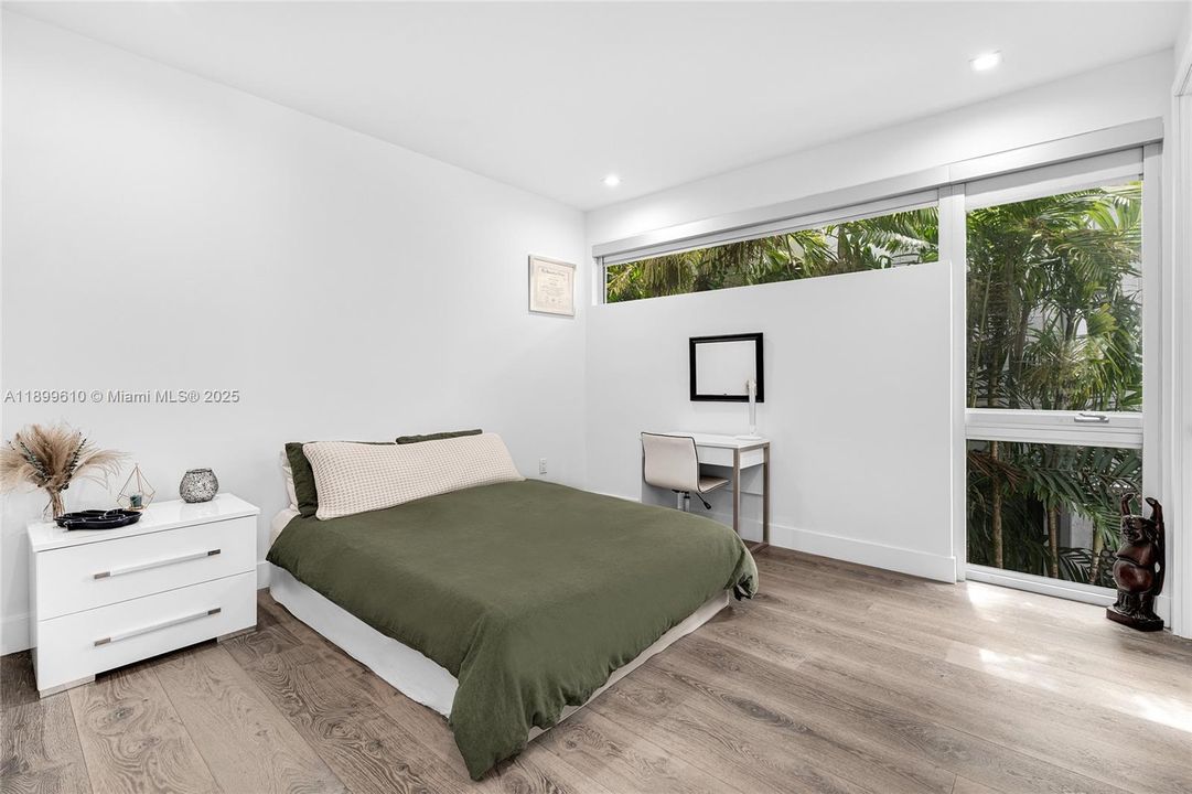 最近售出: $3,780,000 (4 贝兹, 5 浴室, 2584 平方英尺)