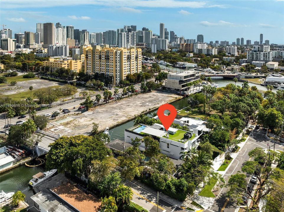 最近售出: $3,780,000 (4 贝兹, 5 浴室, 2584 平方英尺)