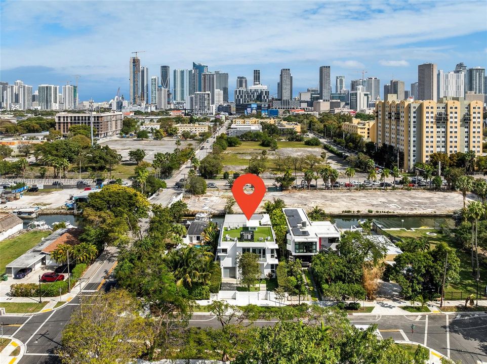 最近售出: $3,780,000 (4 贝兹, 5 浴室, 2584 平方英尺)