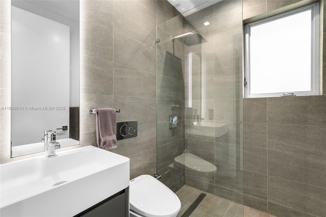 最近售出: $3,780,000 (4 贝兹, 5 浴室, 2584 平方英尺)