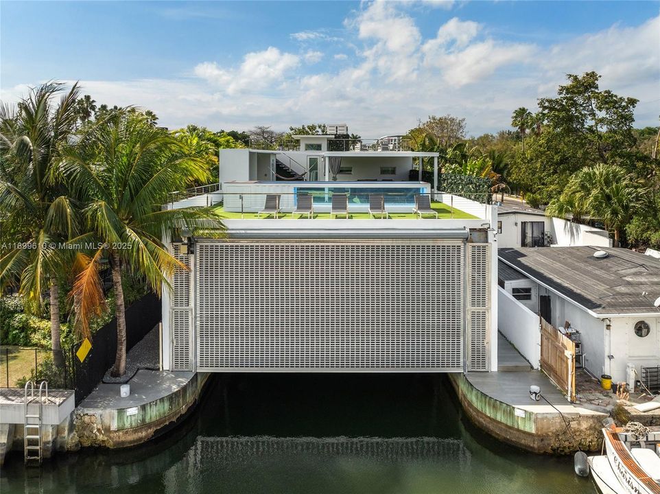 最近售出: $3,780,000 (4 贝兹, 5 浴室, 2584 平方英尺)