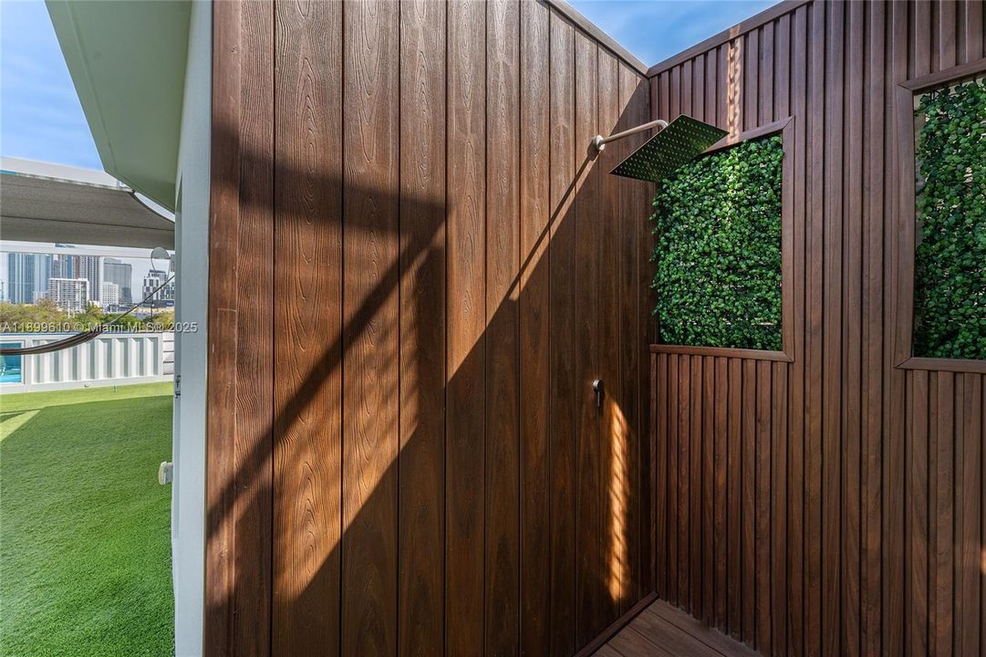 最近售出: $3,780,000 (4 贝兹, 5 浴室, 2584 平方英尺)