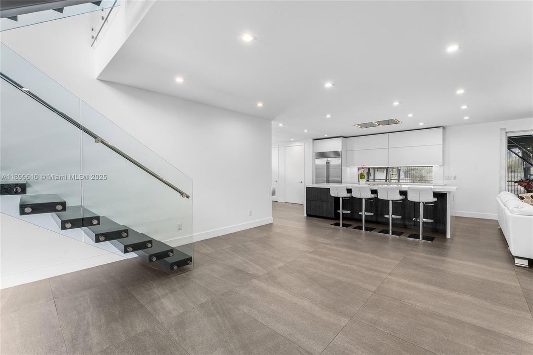 最近售出: $3,780,000 (4 贝兹, 5 浴室, 2584 平方英尺)