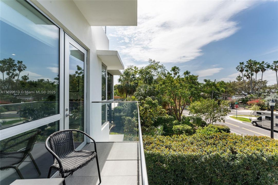 最近售出: $3,780,000 (4 贝兹, 5 浴室, 2584 平方英尺)