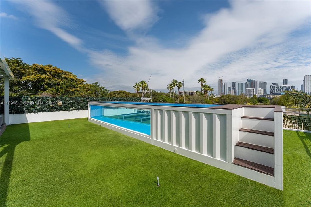 最近售出: $3,780,000 (4 贝兹, 5 浴室, 2584 平方英尺)