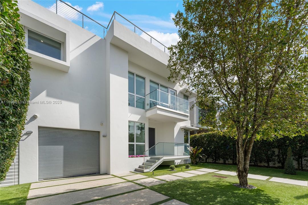 最近售出: $3,780,000 (4 贝兹, 5 浴室, 2584 平方英尺)