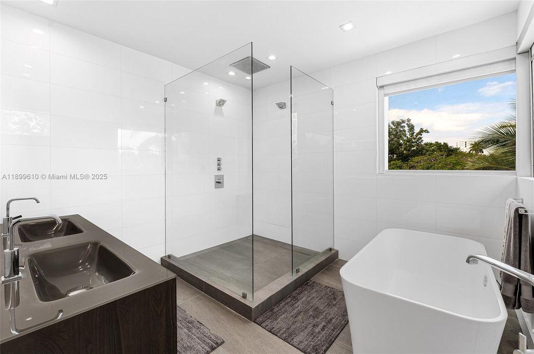 最近售出: $3,780,000 (4 贝兹, 5 浴室, 2584 平方英尺)