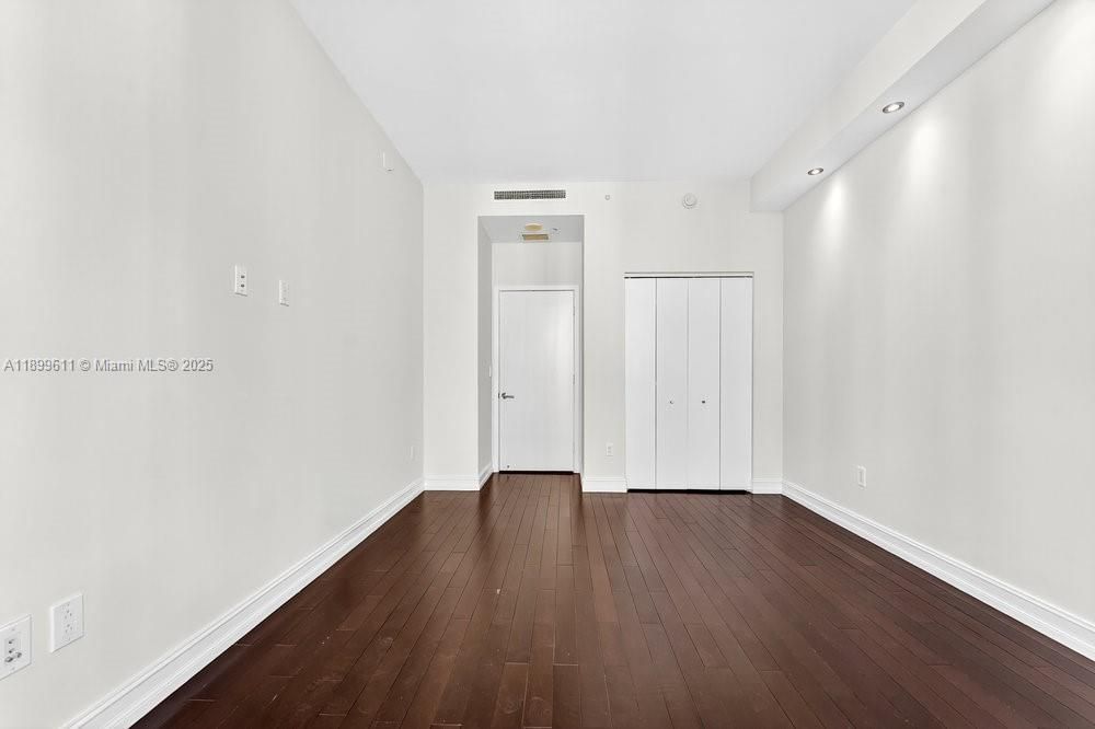 Под контрактом: $9,200 (3 спален, 2 ванн, 1944 Квадратных фут)