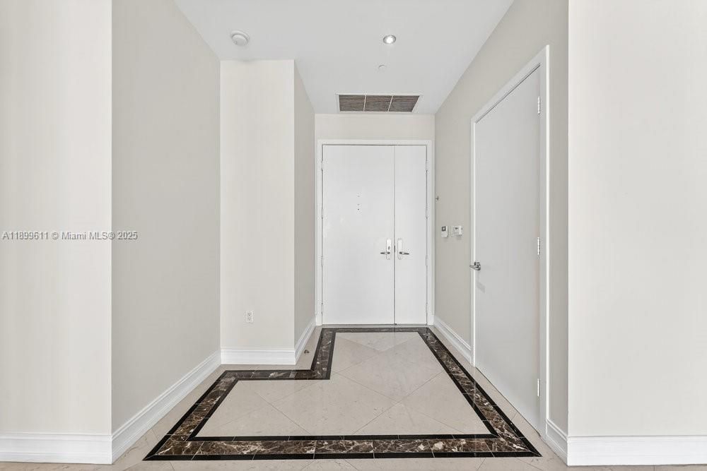 Под контрактом: $9,200 (3 спален, 2 ванн, 1944 Квадратных фут)