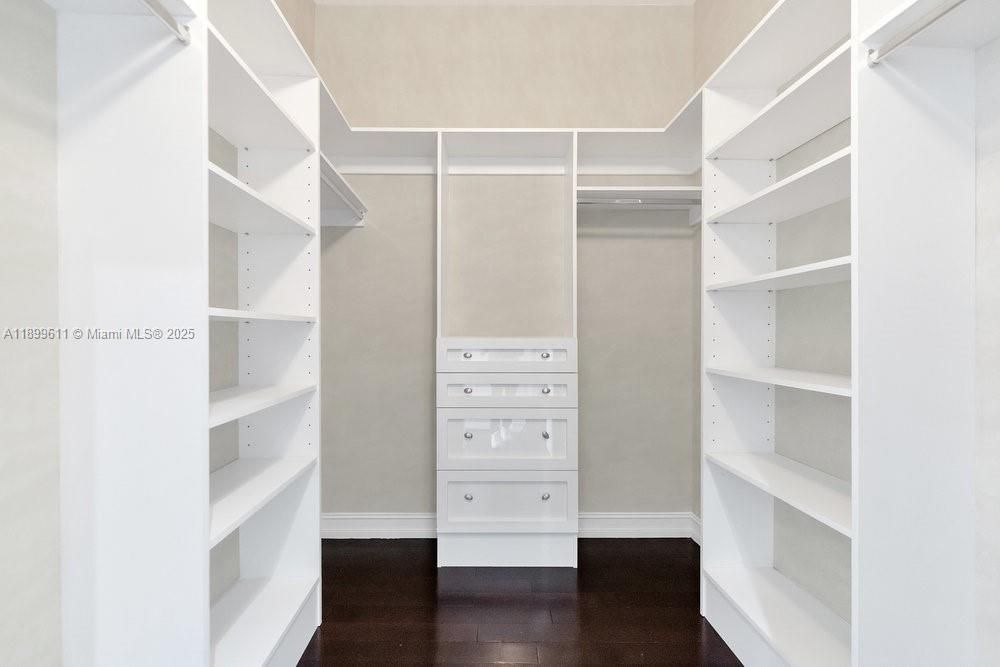 Под контрактом: $9,200 (3 спален, 2 ванн, 1944 Квадратных фут)