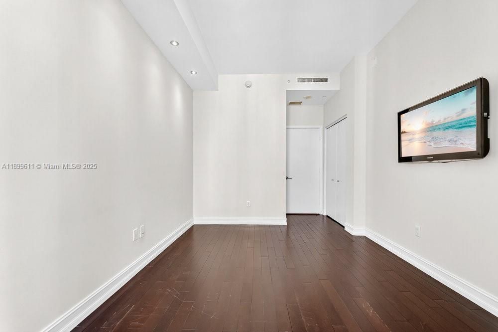 Под контрактом: $9,200 (3 спален, 2 ванн, 1944 Квадратных фут)