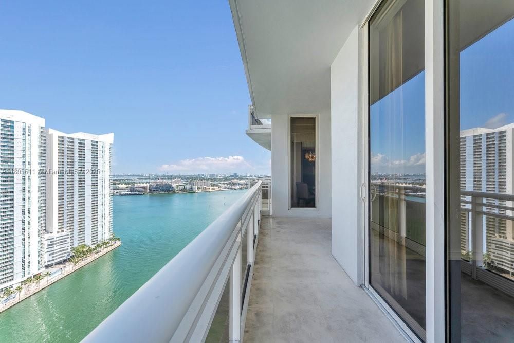 Под контрактом: $9,200 (3 спален, 2 ванн, 1944 Квадратных фут)