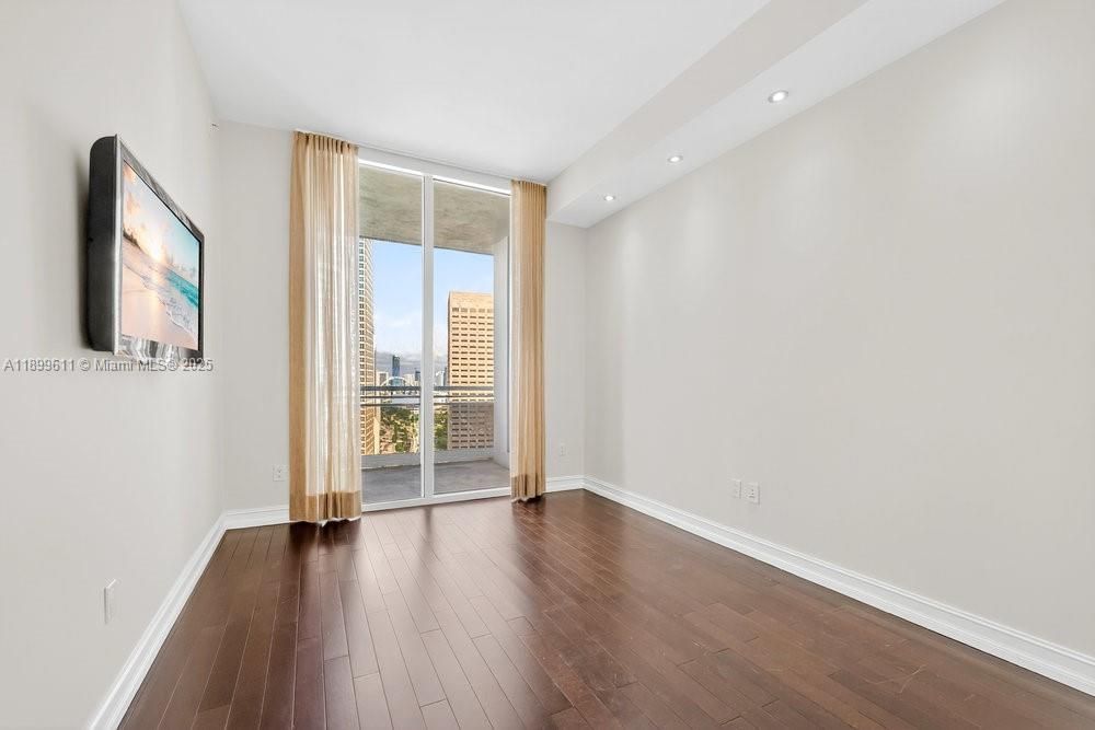 Под контрактом: $9,200 (3 спален, 2 ванн, 1944 Квадратных фут)