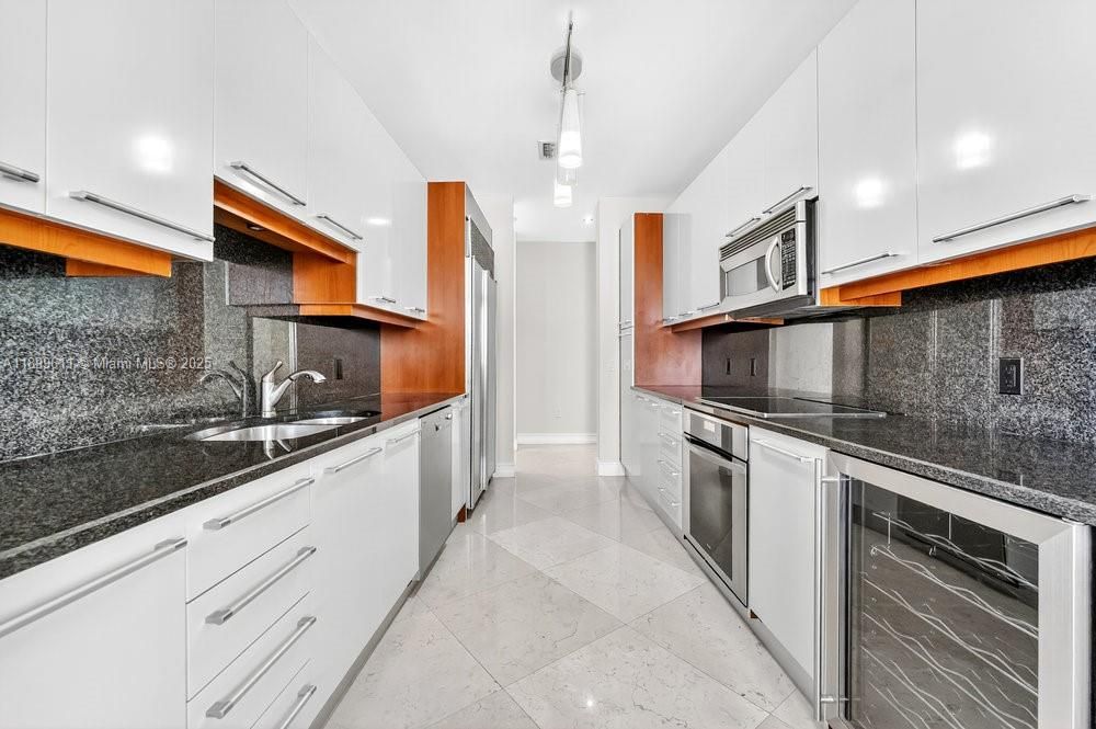 Под контрактом: $9,200 (3 спален, 2 ванн, 1944 Квадратных фут)