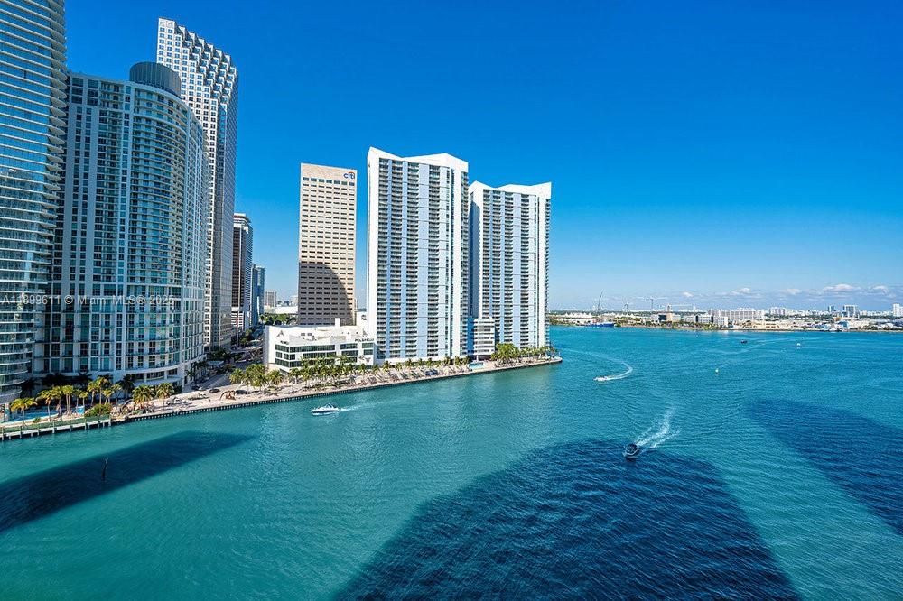 Под контрактом: $9,200 (3 спален, 2 ванн, 1944 Квадратных фут)