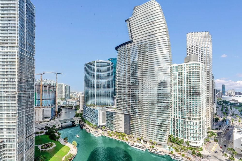 Под контрактом: $9,200 (3 спален, 2 ванн, 1944 Квадратных фут)