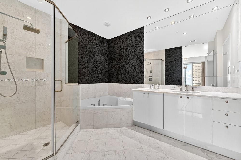 Под контрактом: $9,200 (3 спален, 2 ванн, 1944 Квадратных фут)