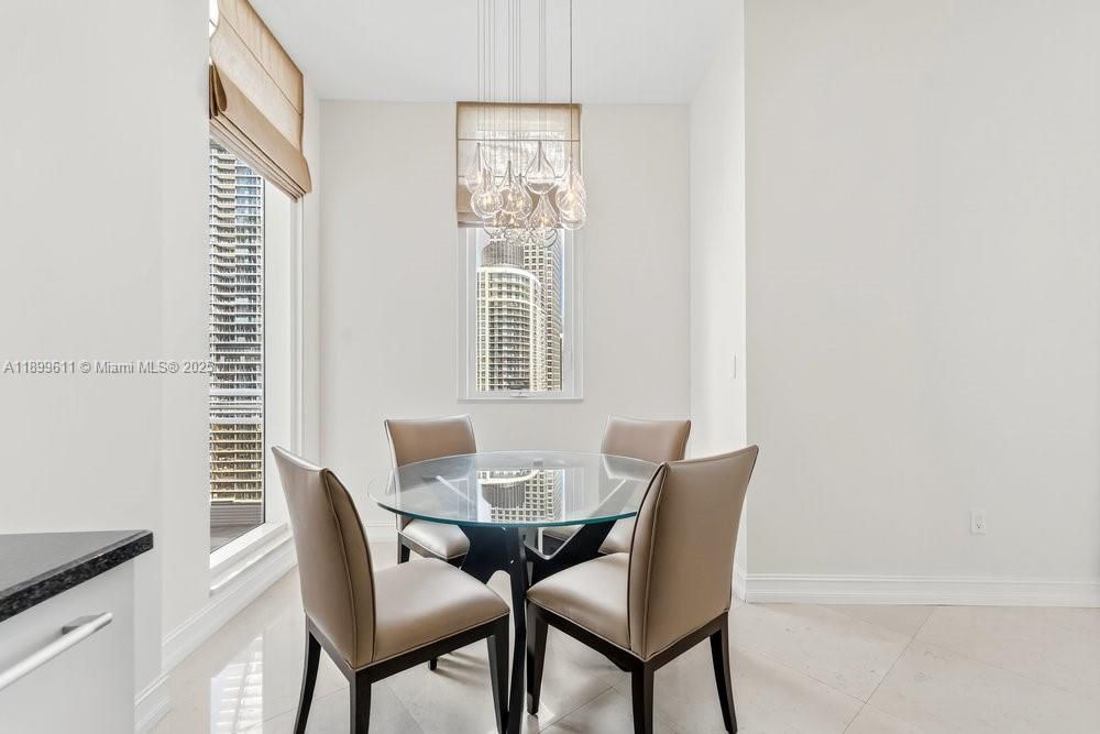 Под контрактом: $9,200 (3 спален, 2 ванн, 1944 Квадратных фут)