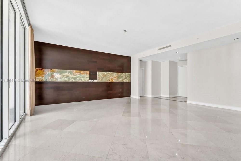 Под контрактом: $9,200 (3 спален, 2 ванн, 1944 Квадратных фут)