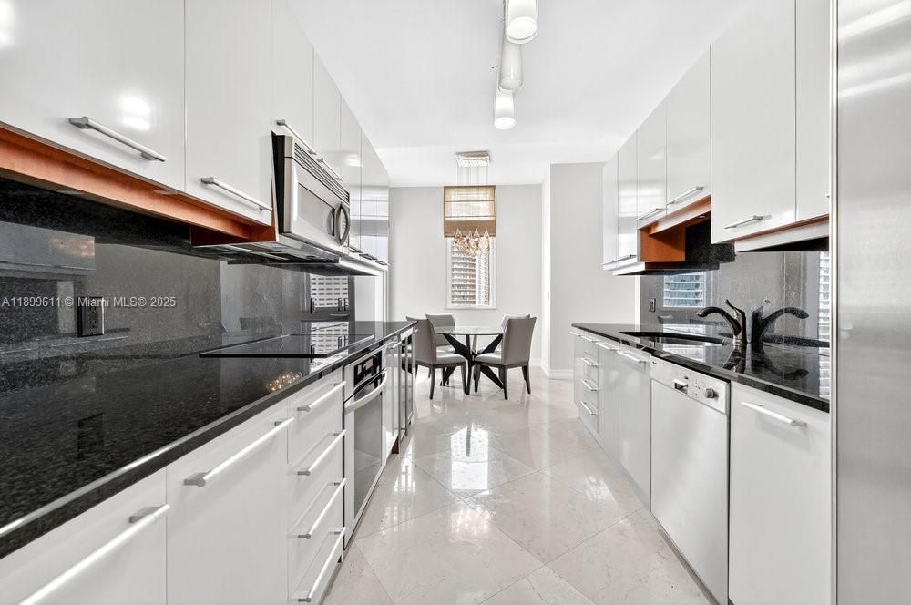 Под контрактом: $9,200 (3 спален, 2 ванн, 1944 Квадратных фут)