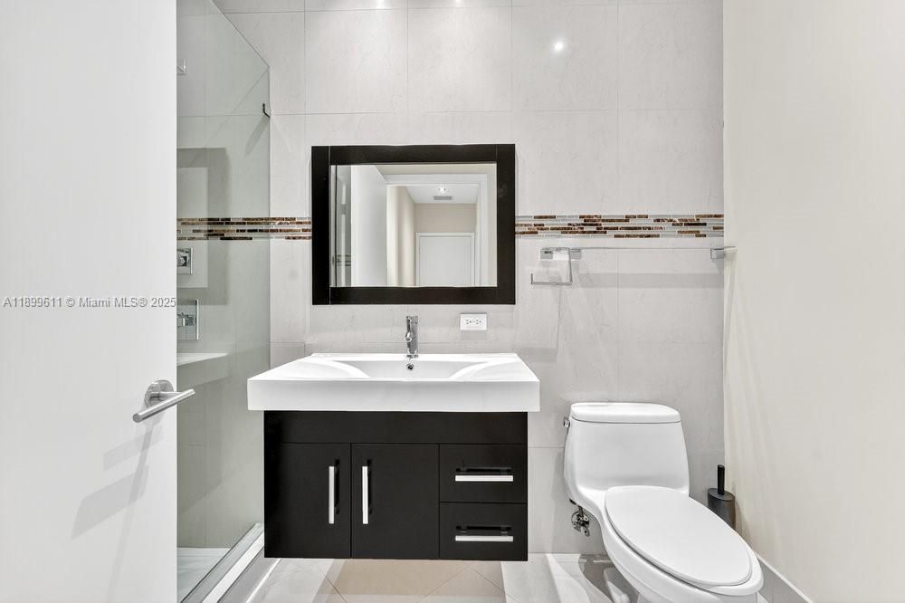 Под контрактом: $9,200 (3 спален, 2 ванн, 1944 Квадратных фут)