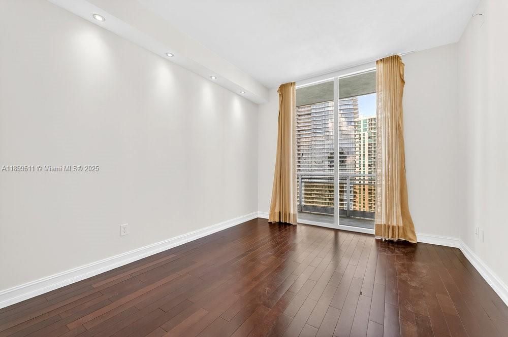 Под контрактом: $9,200 (3 спален, 2 ванн, 1944 Квадратных фут)