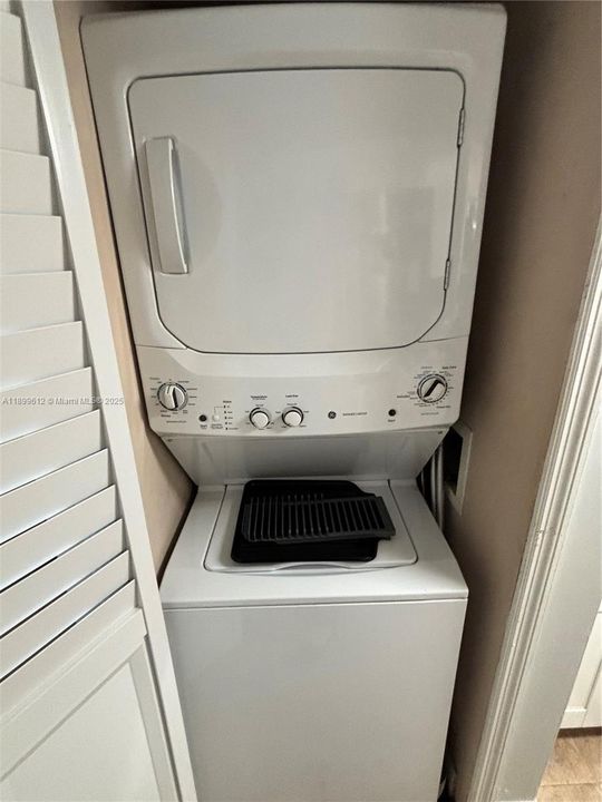 For Sale: $469,000 (2 beds, 2 baths, 1030 Square Feet)