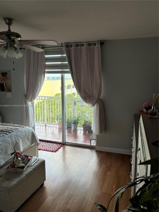 For Sale: $469,000 (2 beds, 2 baths, 1030 Square Feet)