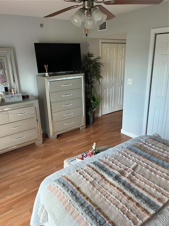 For Sale: $469,000 (2 beds, 2 baths, 1030 Square Feet)