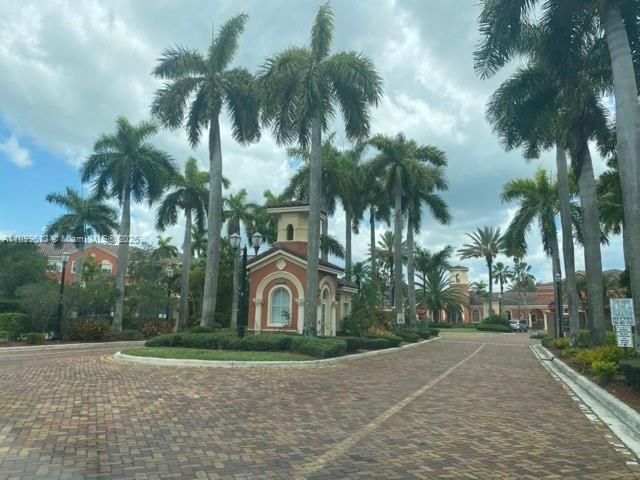 For Rent: $2,600 (2 beds, 2 baths, 1068 Square Feet)