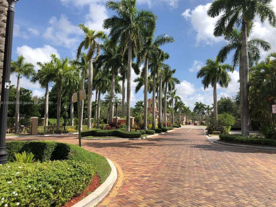 For Rent: $2,600 (2 beds, 2 baths, 1068 Square Feet)