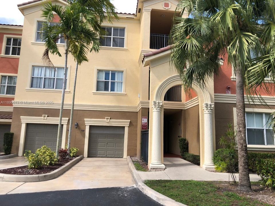 For Rent: $2,600 (2 beds, 2 baths, 1068 Square Feet)