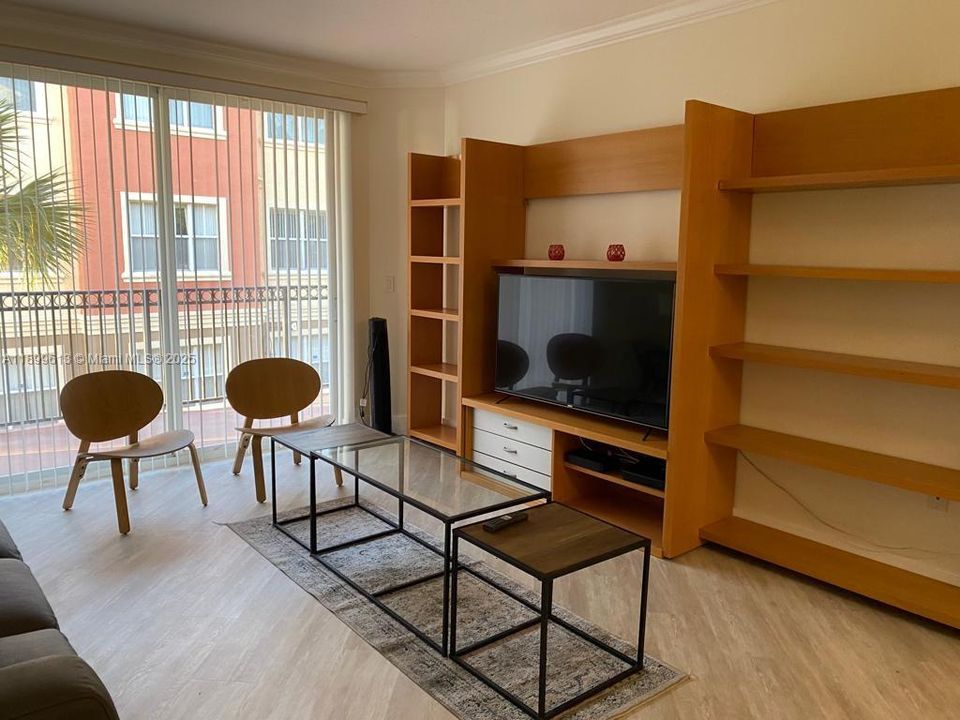 For Rent: $2,600 (2 beds, 2 baths, 1068 Square Feet)