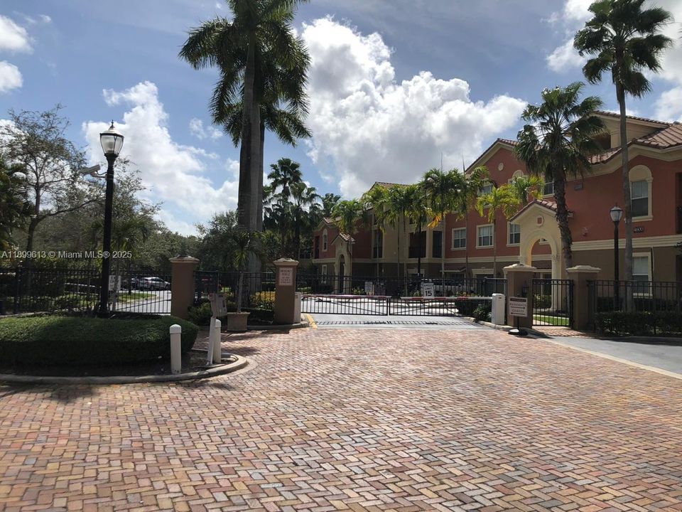 For Rent: $2,600 (2 beds, 2 baths, 1068 Square Feet)