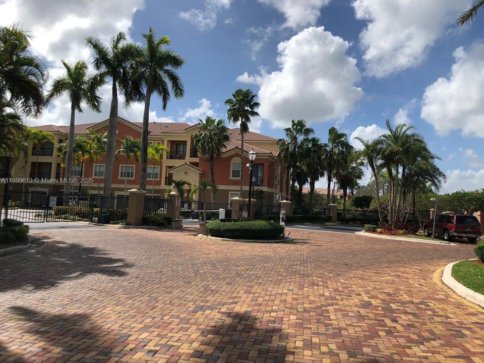 For Rent: $2,600 (2 beds, 2 baths, 1068 Square Feet)