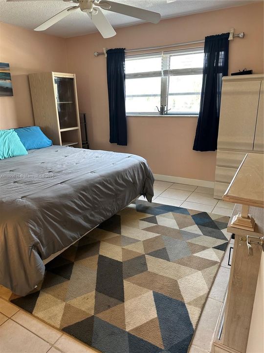 待售: $155,000 (1 贝兹, 1 浴室, 800 平方英尺)