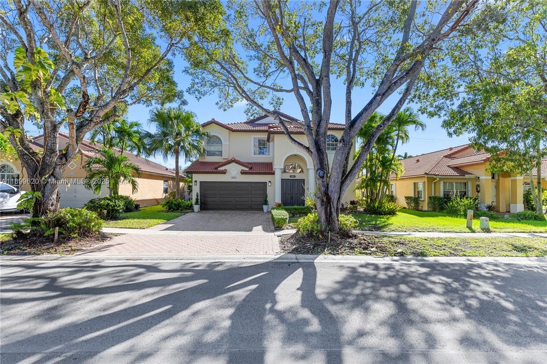 For Sale: $825,000 (5 beds, 3 baths, 3155 Square Feet)