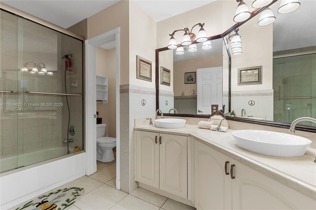 For Sale: $825,000 (5 beds, 3 baths, 3155 Square Feet)