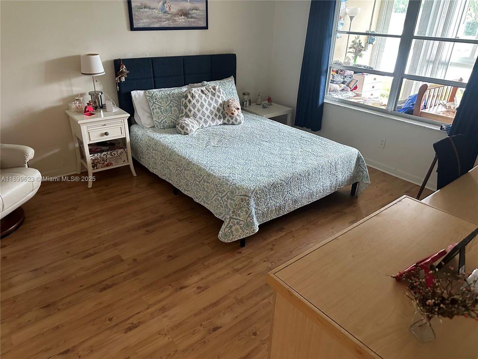 待售: $114,900 (1 贝兹, 1 浴室, 870 平方英尺)