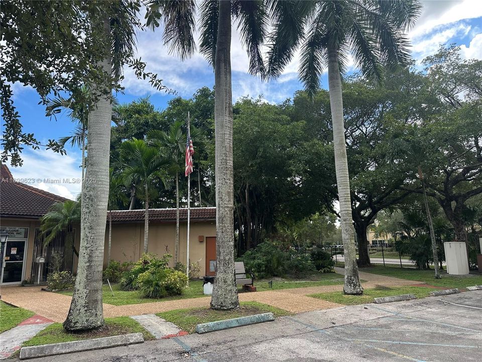 待售: $114,900 (1 贝兹, 1 浴室, 870 平方英尺)