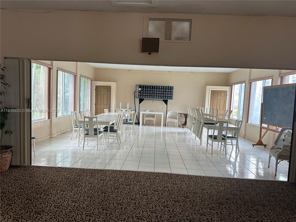 待售: $114,900 (1 贝兹, 1 浴室, 870 平方英尺)