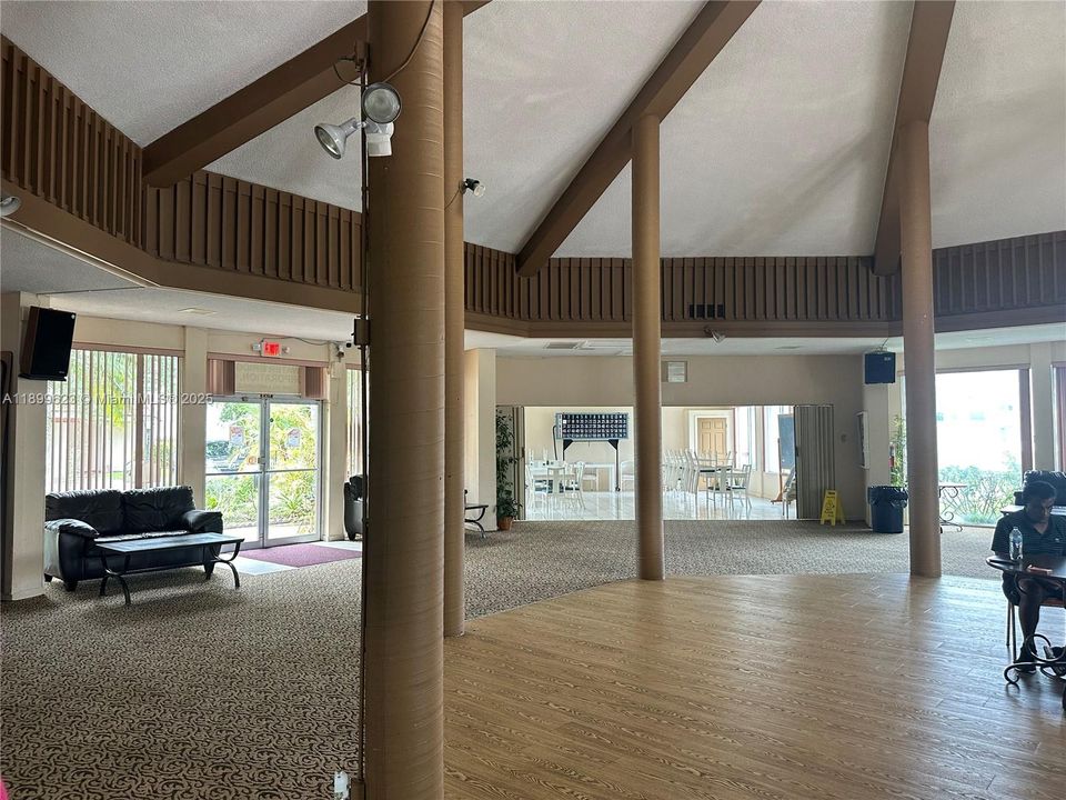 待售: $114,900 (1 贝兹, 1 浴室, 870 平方英尺)