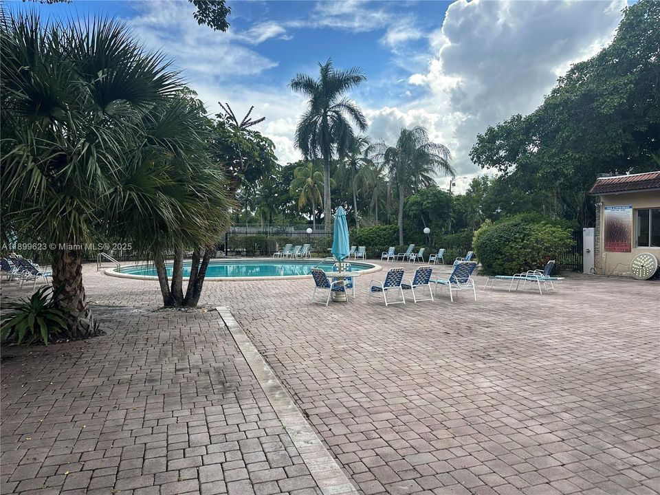 待售: $114,900 (1 贝兹, 1 浴室, 870 平方英尺)