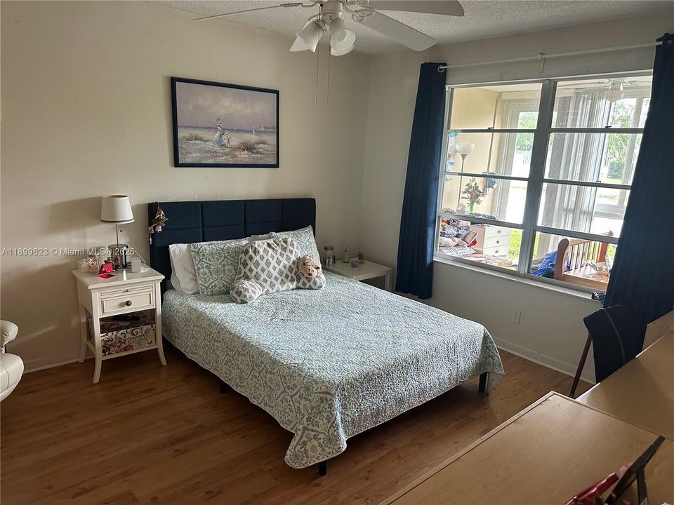 待售: $114,900 (1 贝兹, 1 浴室, 870 平方英尺)