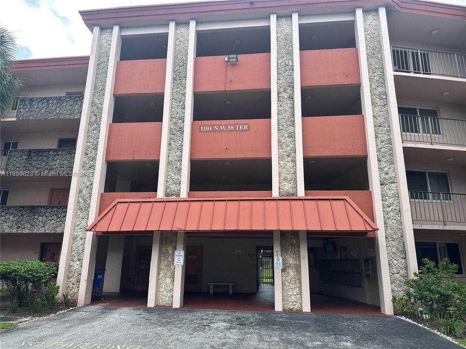 待售: $114,900 (1 贝兹, 1 浴室, 870 平方英尺)