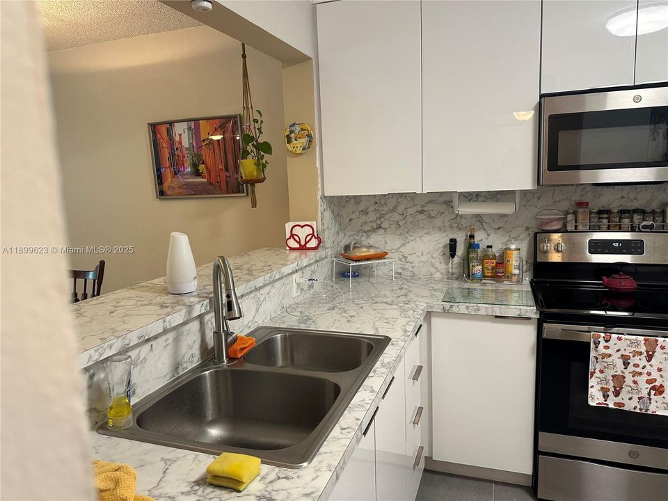 待售: $114,900 (1 贝兹, 1 浴室, 870 平方英尺)