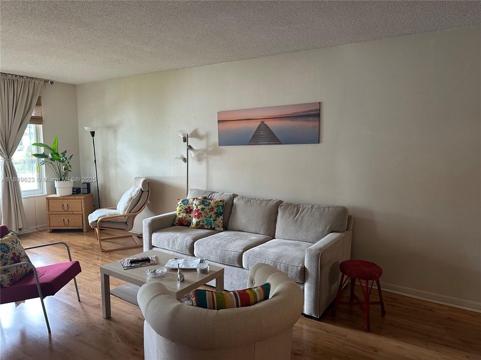 待售: $114,900 (1 贝兹, 1 浴室, 870 平方英尺)