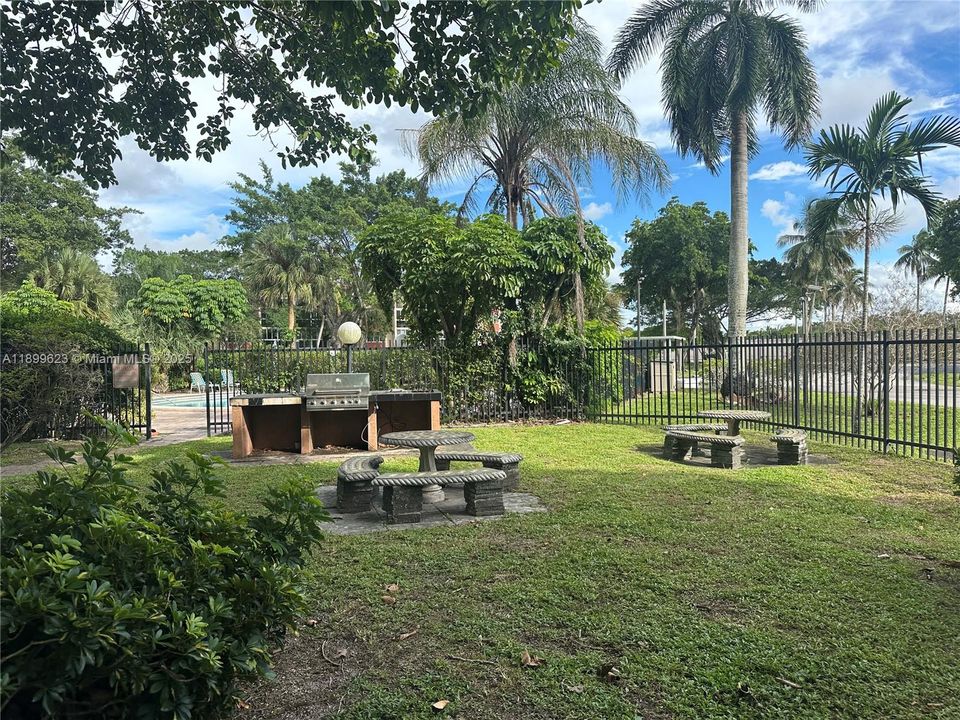 待售: $114,900 (1 贝兹, 1 浴室, 870 平方英尺)