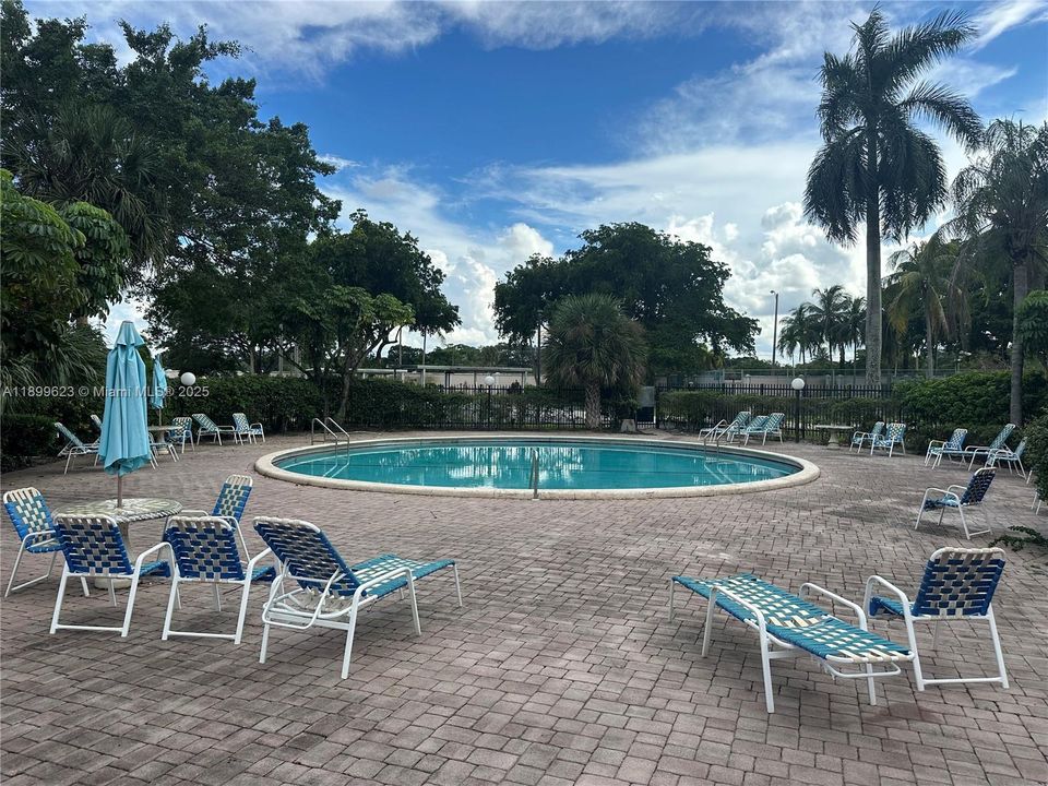 待售: $114,900 (1 贝兹, 1 浴室, 870 平方英尺)